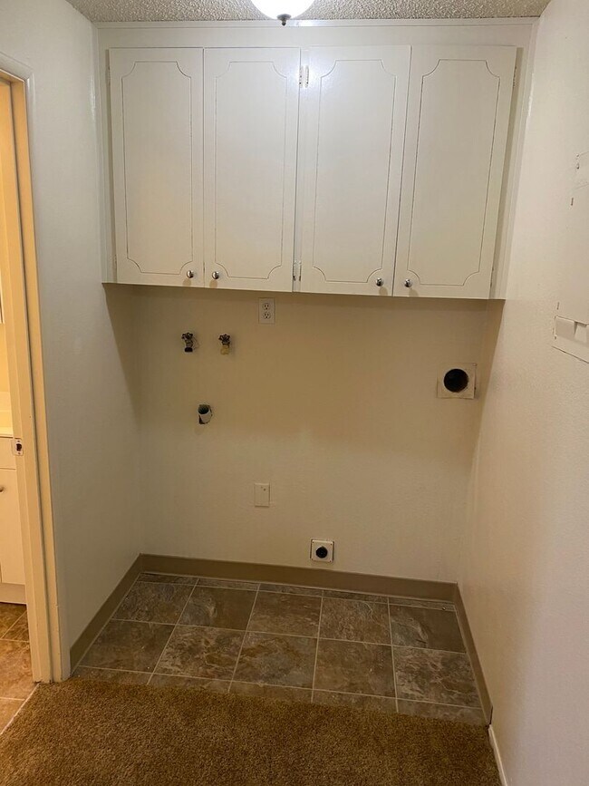 Building Photo - (473) Walnut Duplex - 2 Bedroom / 1 Bathroom