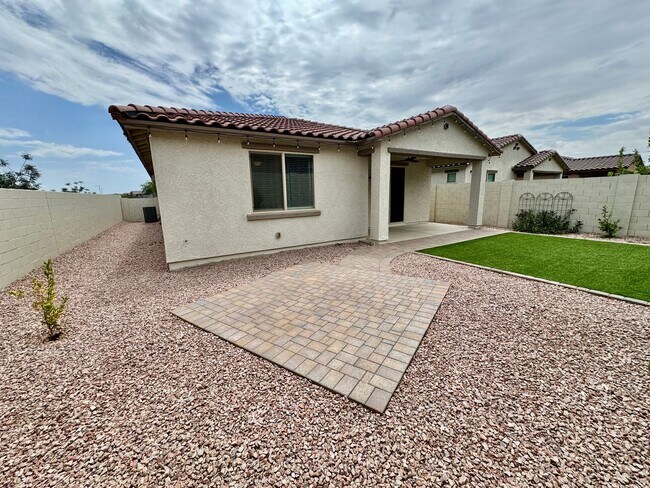 Building Photo - Beautiful 3 Bedroom 2 Bath Single Level Newer Built Home In Litchfield Park! Has Solar!