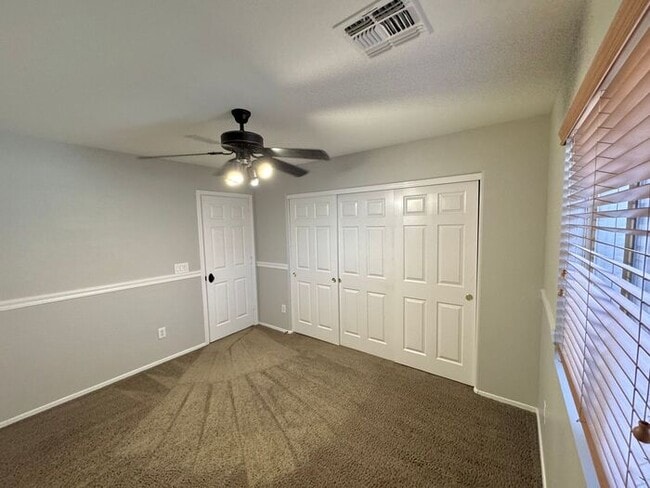 Building Photo - 1056 E Lakeview Dr