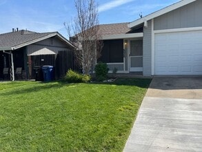 Building Photo - Nice and Clean 2 Bedroom 1 Bath Duplex in Orangevale
