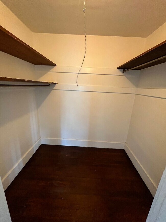 Building Photo - 5 BD/2BA Home next to Kirkwood with fenced backyard!