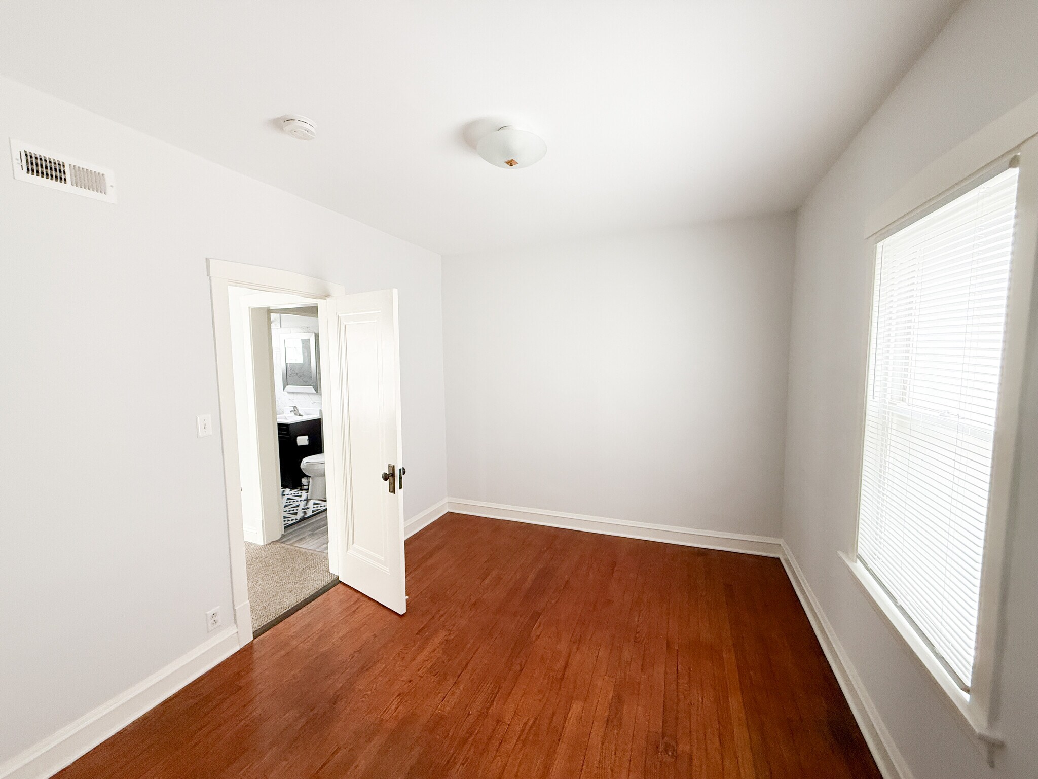 Primary Bedroom - 5043 W Argyle St