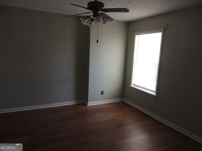 Building Photo - 492 Stonemill Manor