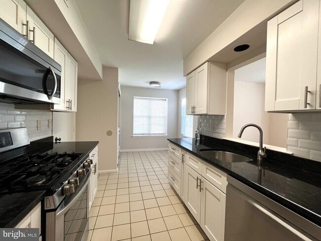 Building Photo - 40 Roxbury Ct