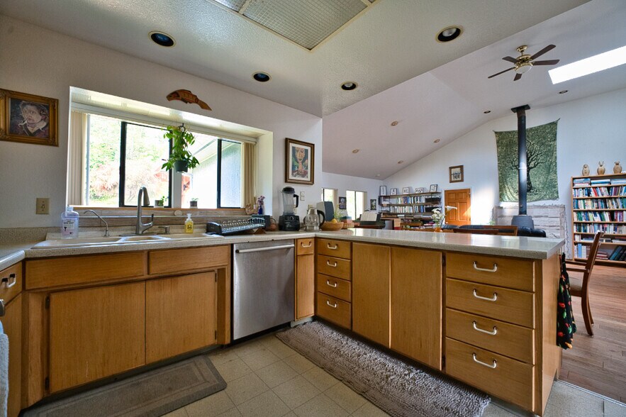 Building Photo - 945 Midpine Way