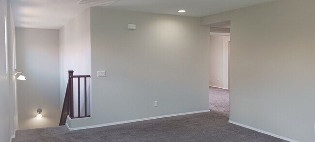 Building Photo - 3 Bed / 2 Bath with Loft