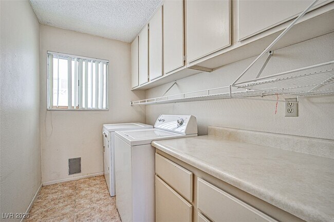 Building Photo - 6801 Midpark Cir