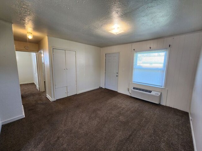 Building Photo - 2 Bedroom Apartment