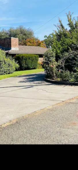 Building Photo - 914 Arbutus Ave