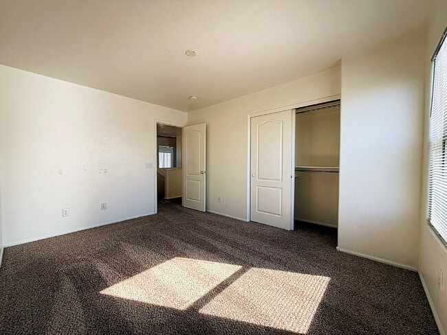 Building Photo - Spacious & Stylish in the Heart of Surprise!