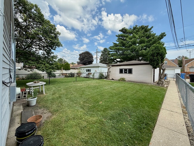 Building Photo - 6147 N Meade Ave
