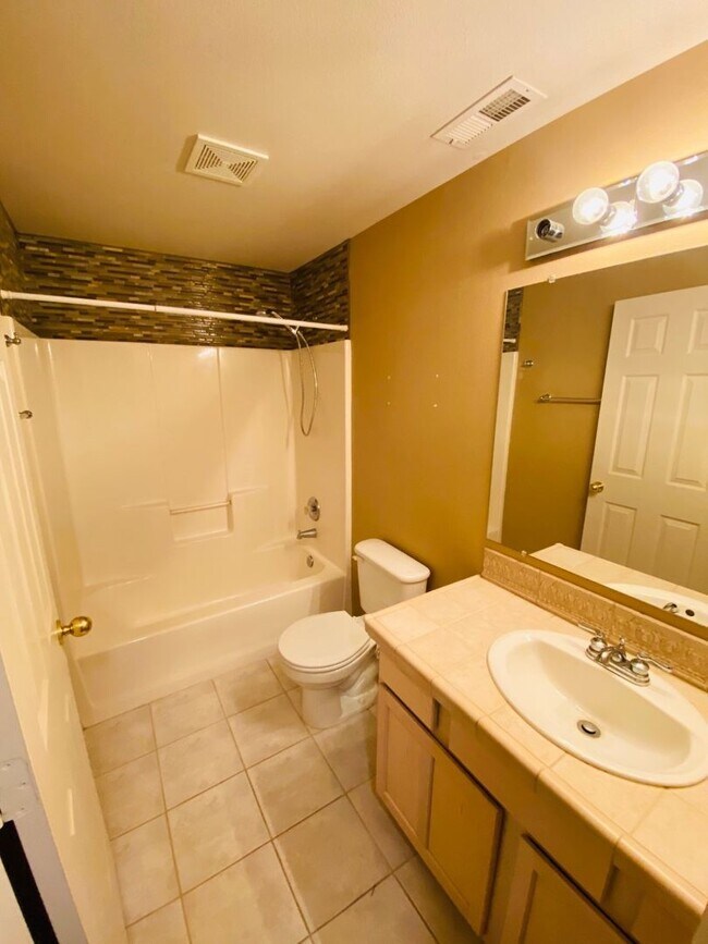 Building Photo - Charming Van Mall Condo
