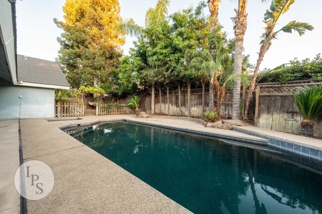 Building Photo - Woodward Park Home, 3BR/2BA, Pool, Spa, Gr...