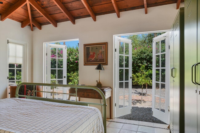 Building Photo - 439 E Sonora Rd