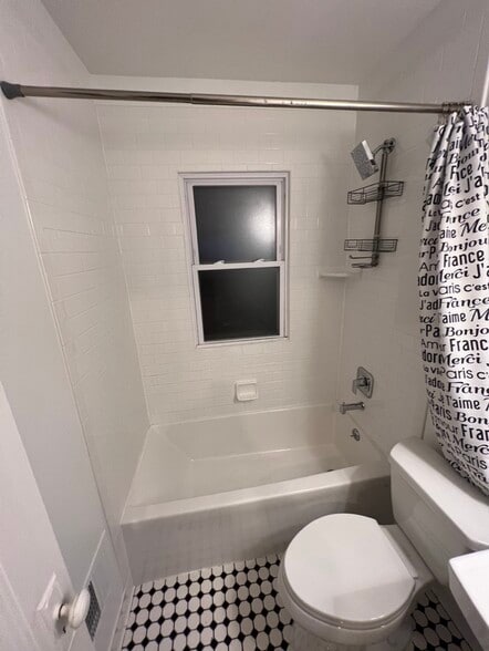 Bathroom shower/tub - 164 Jewell St