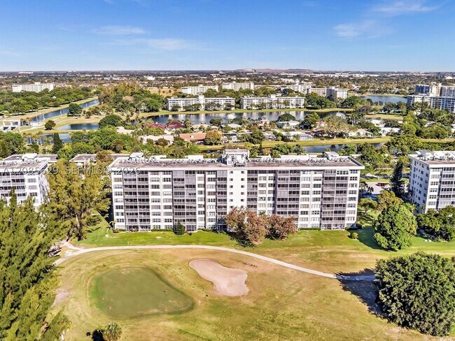 Building Photo - 3150 N Palm Aire Dr