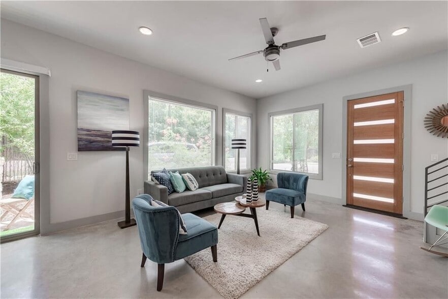 Building Photo - 900 Banister Ln