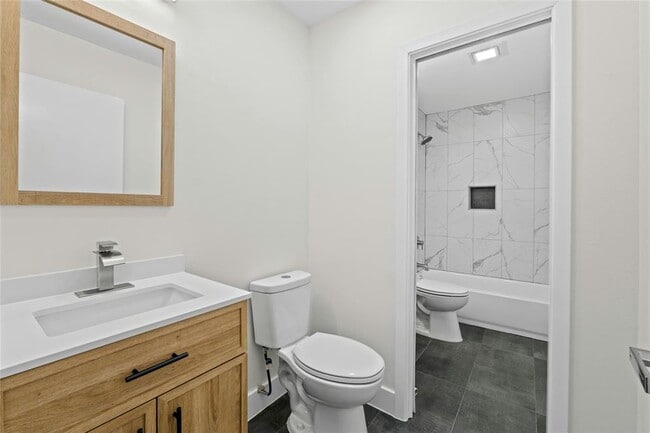 Building Photo - 9417 N Creek Dr
