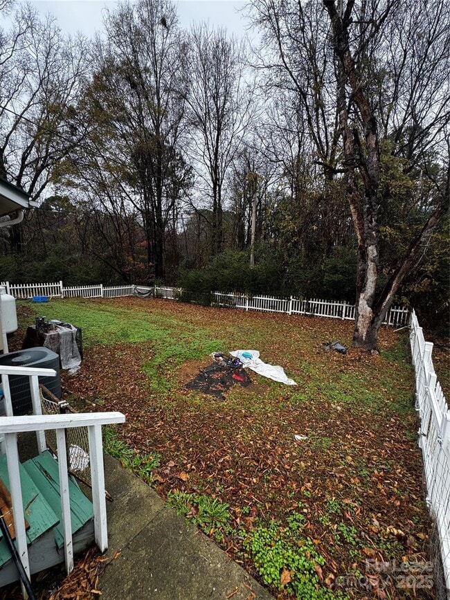 Building Photo - 404 Moss Springs Rd