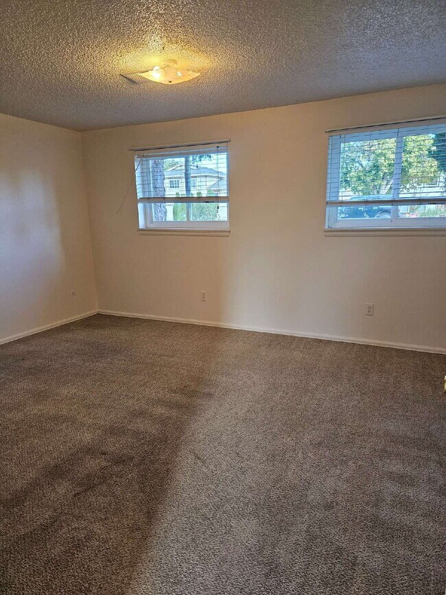 Building Photo - Charming 3BR/2BA with Massive Yard and Gar...