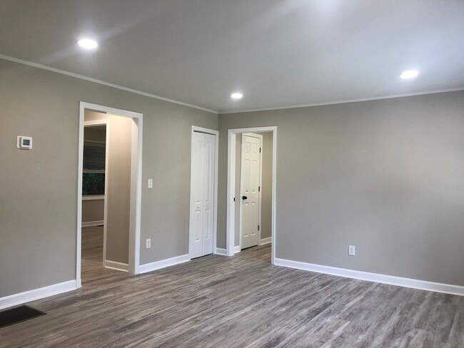 Building Photo - MOVE-IN READY!