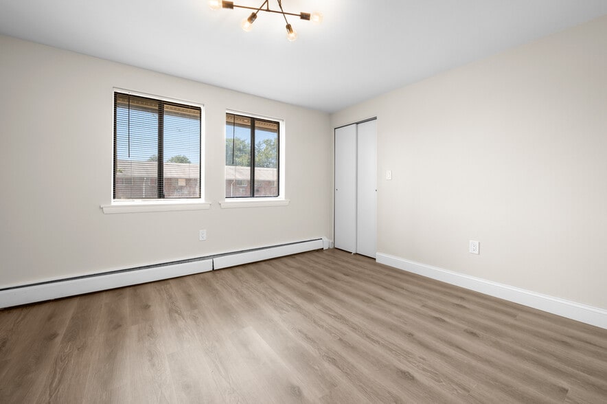 Building Photo - 10 Henderson Dr