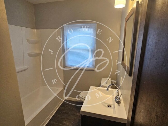 Building Photo - Beautiful 2 Bedroom Lower Duplex