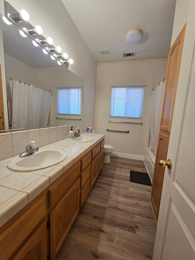Building Photo - 4 BR + Flex 2 BA Available 9/15