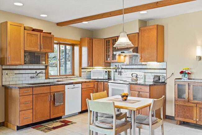 Building Photo - Fully-Furnished Short-Term Rental on South...