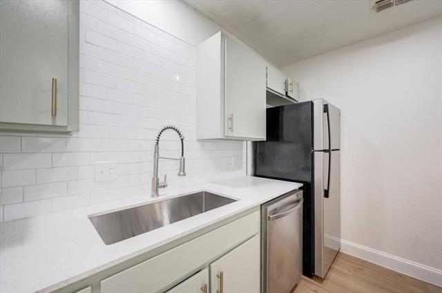 Building Photo - 805 W Chambers St