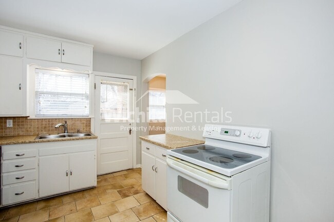 Building Photo - Charming 3 bedroom, 1.5 bathroom home, wit...