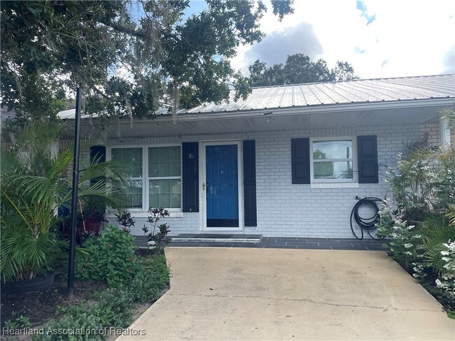 Primary Photo - 108 N Summit Ave