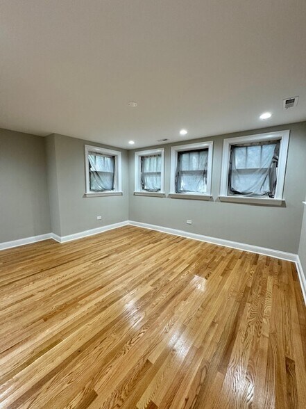 Building Photo - 3647 N Marshfield Ave