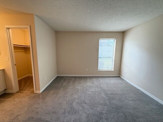 Building Photo - Beautiful Ground-Floor 2 Bedroom, 2 Bathro...