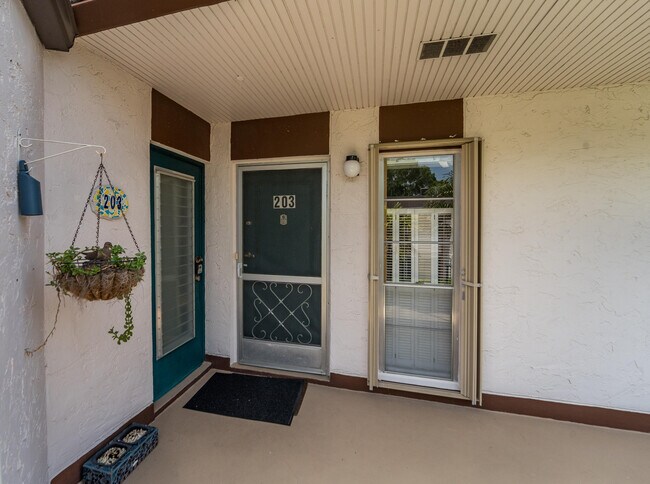 Building Photo - 4 Greenway Dr