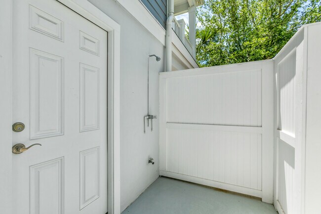 Building Photo - 681 Ocean Palm Way