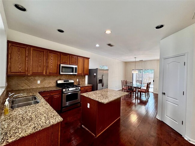Building Photo - 2209 Independence Dr