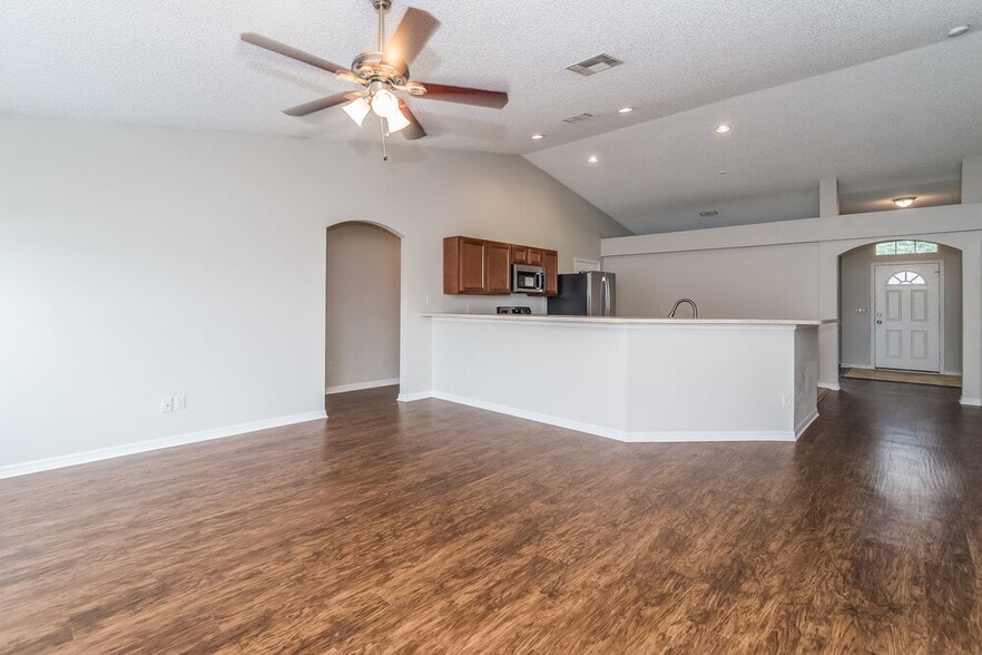 Building Photo - 975 Deer Spring Dr