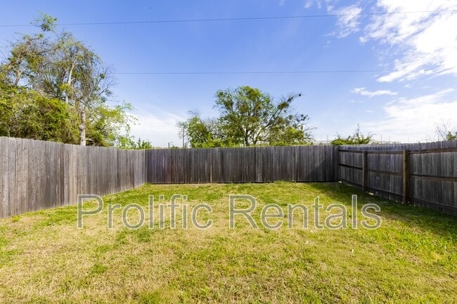 Building Photo - 3509 Abraham Dr