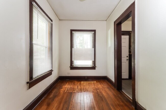 Building Photo - 106 W Tinsley St