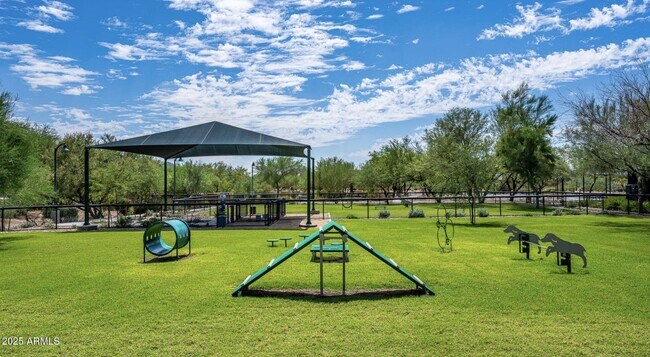 Building Photo - 2025 W Calle Del Sol