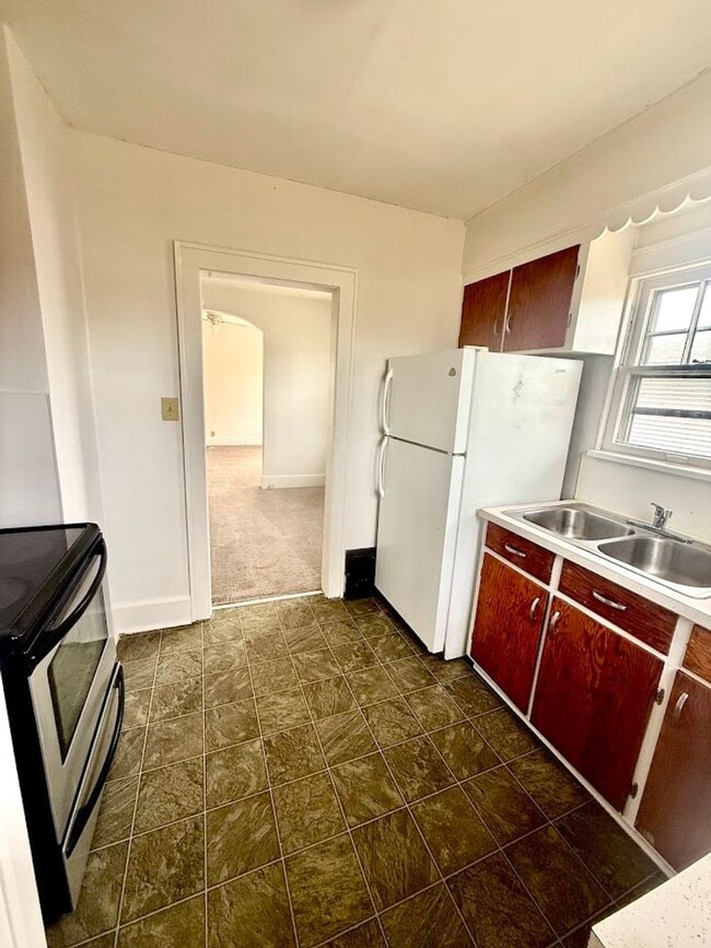 Building Photo - Two bedroom one bathroom home for rent