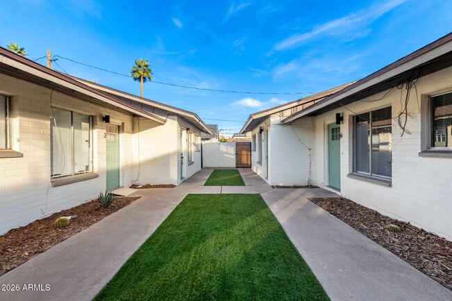 Building Photo - 405 S Priest Dr