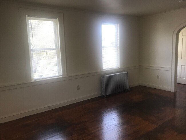 Building Photo - 452-454 Thompson Ave