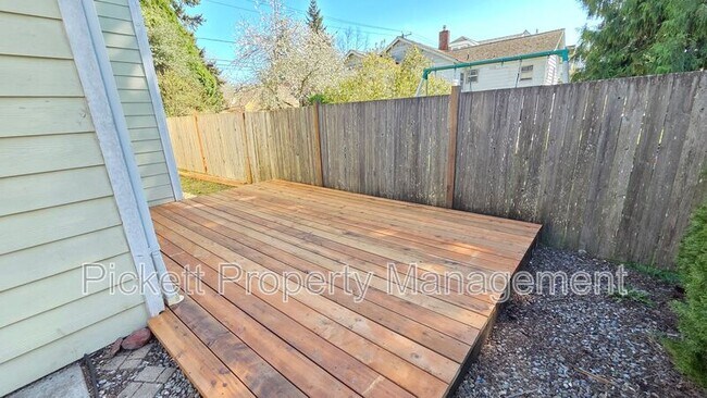 Building Photo - 1733 N Wycoff Ave