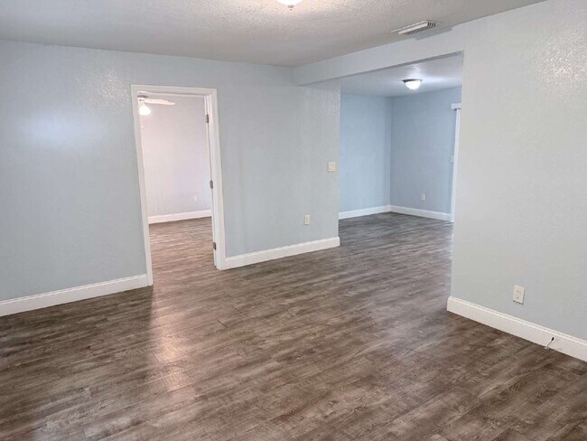 Building Photo - Charming home features 3 spacious bedrooms and 2 updated bathrooms