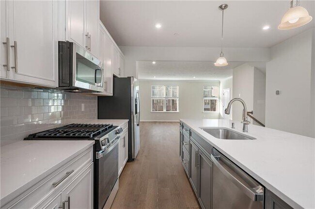 Building Photo - 204 Scenic Dr