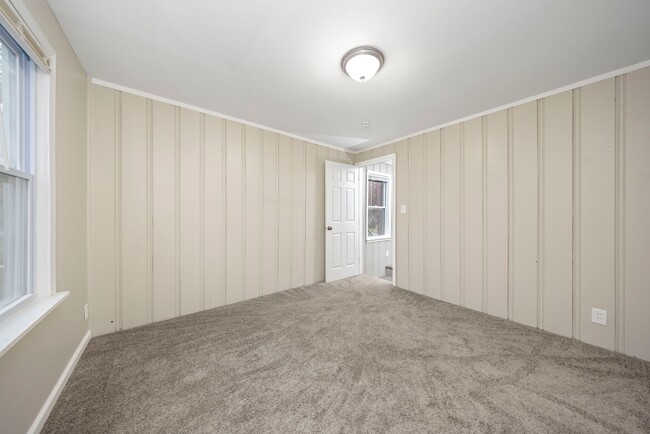 Building Photo - 3 bedroom newly renovated $1250