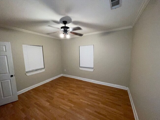 Building Photo - 3 bedrooms 1 bath