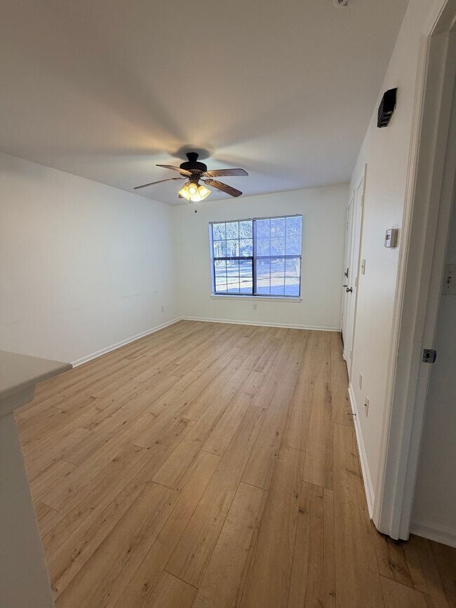 Building Photo - Cozy Wisteria Court